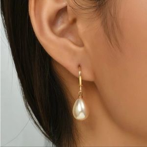 Last pair!🆕 gold hoop earrings with white beaded accents